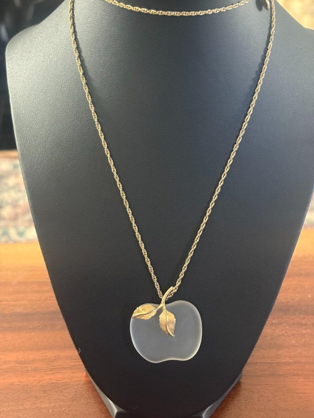 vintage 1978 Avon frosted glass apple pendant necklace